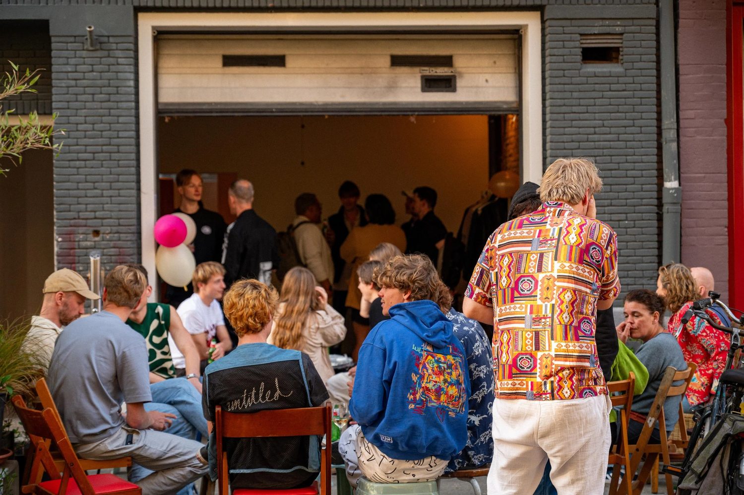 People at a gathering outside Tweede Schinkelstraat 26h